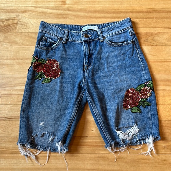 Zara denim shorts w/sequined rose applique, women’s size 2 - Picture 2 of 11